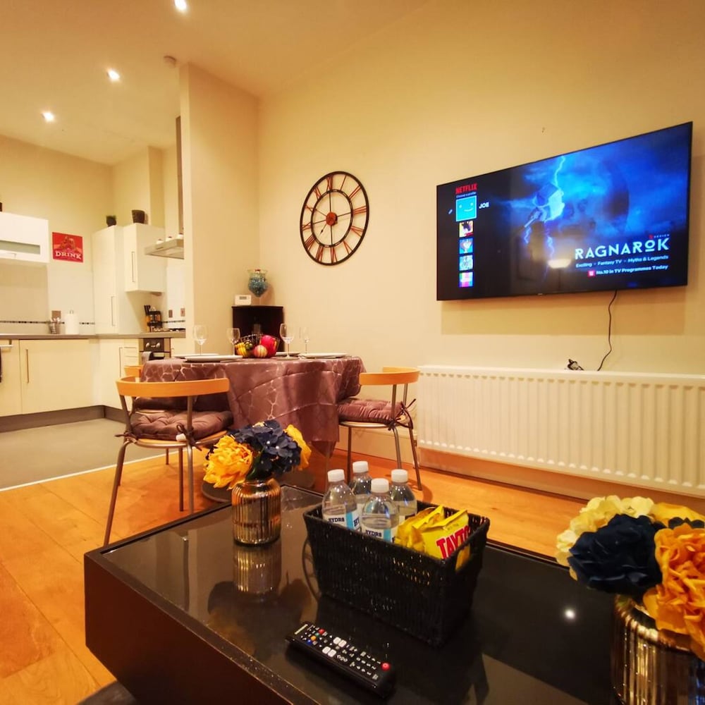 2BR Modern Luxury Loft Apartment — 4-Star Luxury Hotel in Belfast, United Kingdom