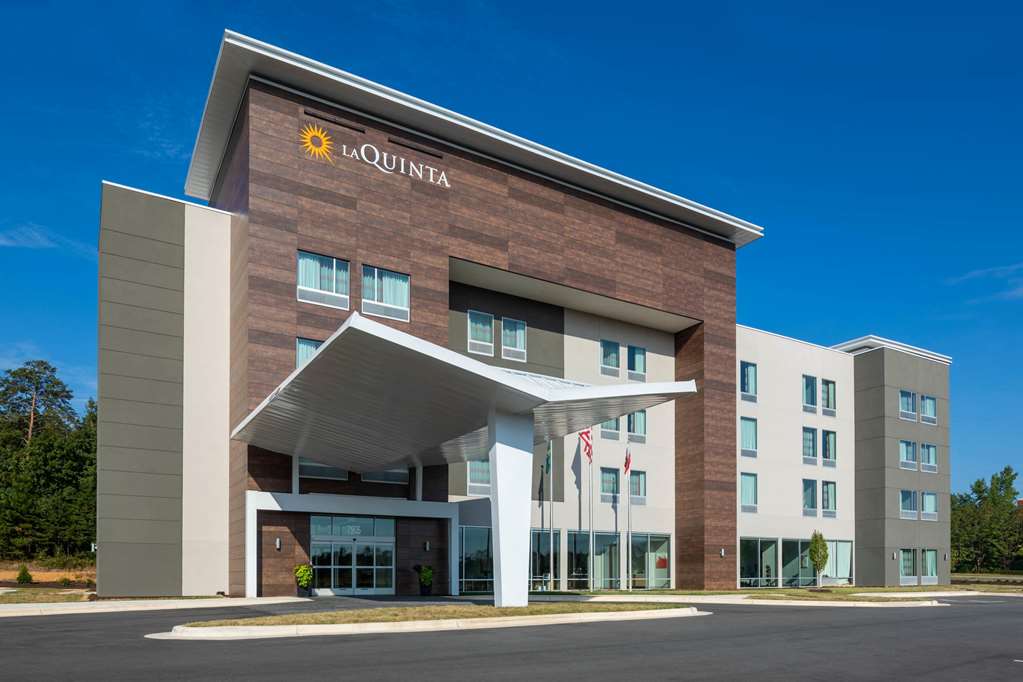 La Quinta Inn & Suites by Wyndham Greensboro Arpt High Point - photo 2