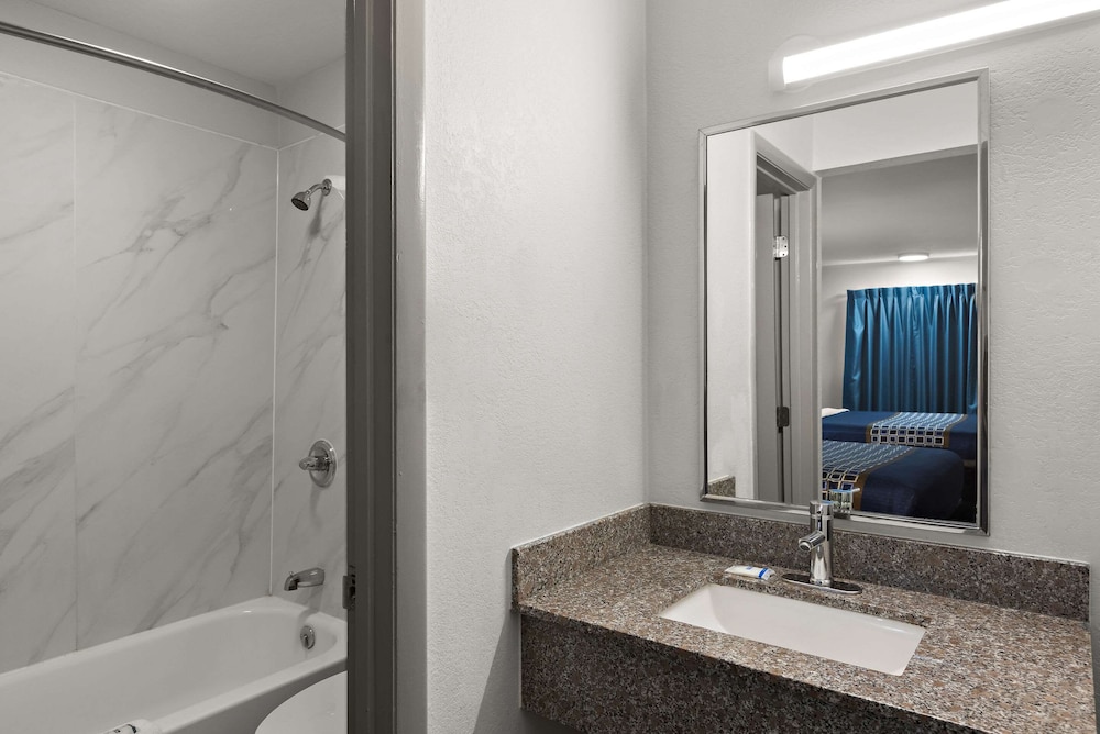 Econo Lodge Commerce - photo 25