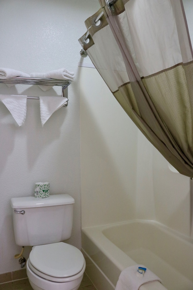 Heritage Inn & Suites - photo 9