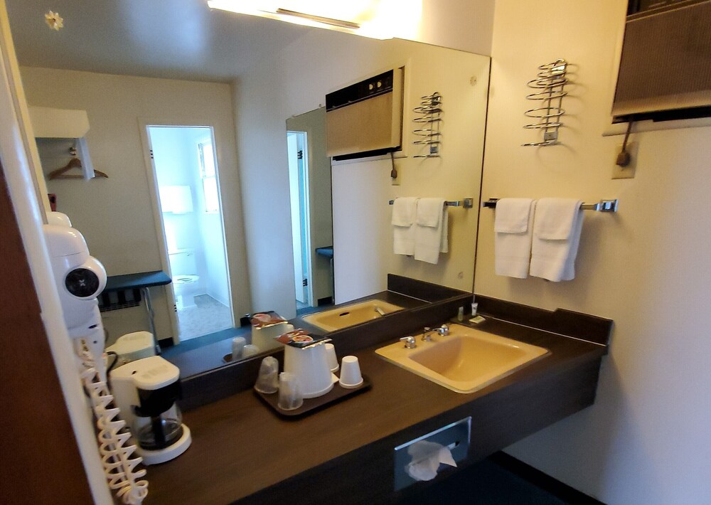 Robin Hood Motel - photo 32