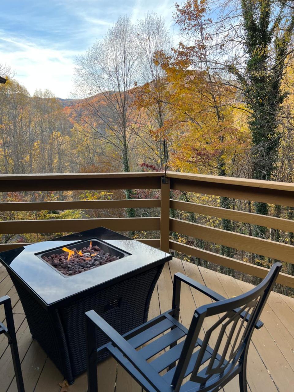 Bella Vita Pet Friendly Cabin — 4-Star Luxury Hotel in Maggie Valley, United States