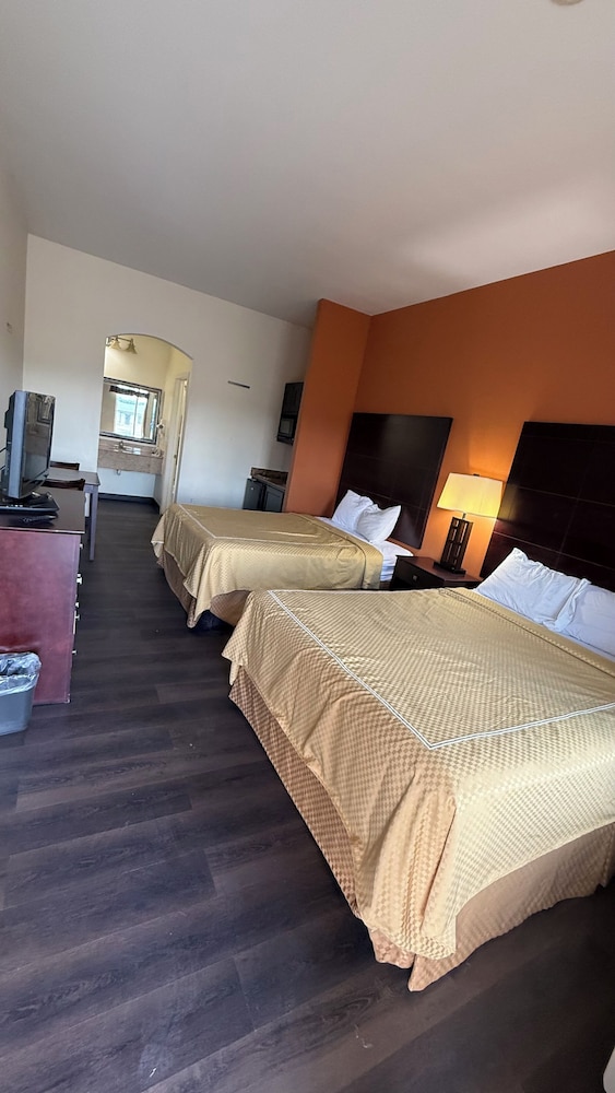 Executive Inn and Suites - photo 6