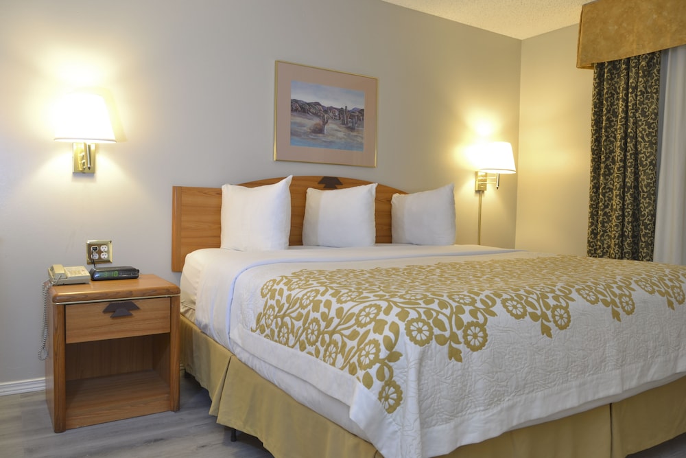 Days Inn & Suites by Wyndham Airport Albuquerque - photo 12