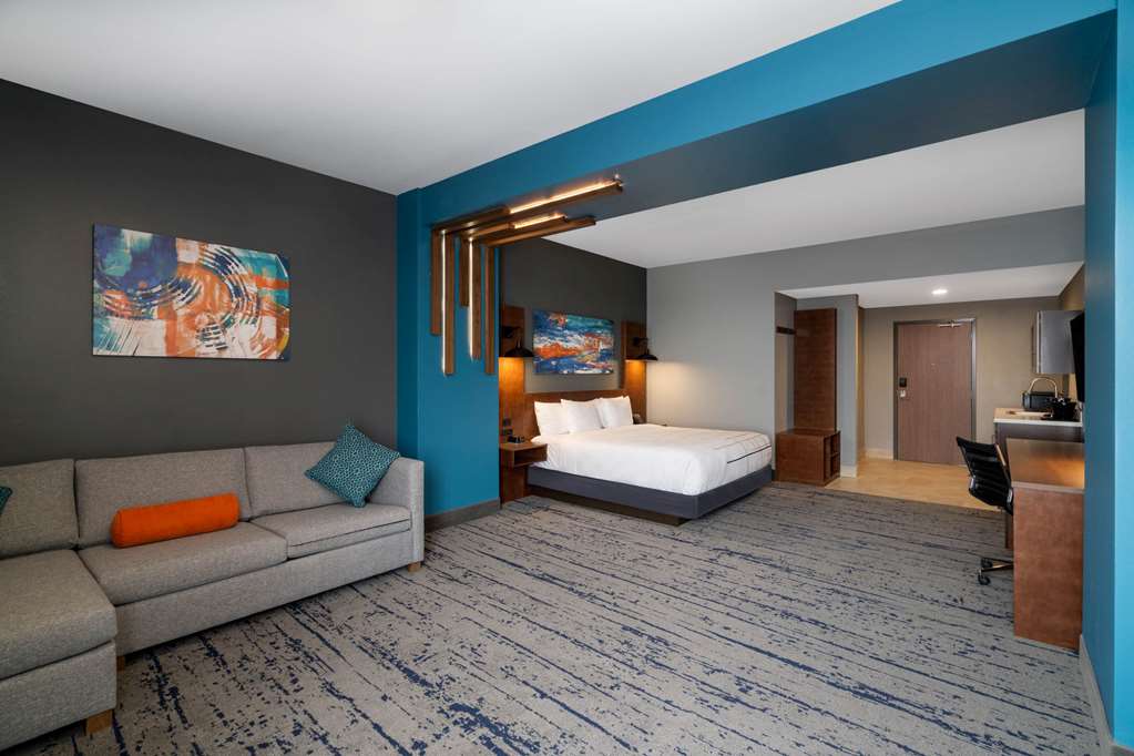 La Quinta Inn Suites By Wyndham Louisville Ne Old Henry Rd — Louisville