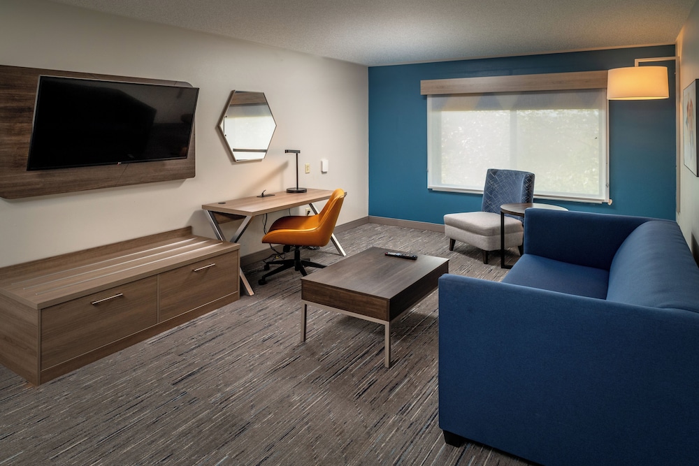 Holiday Inn Express and Suites Fairmont by IHG - photo 15