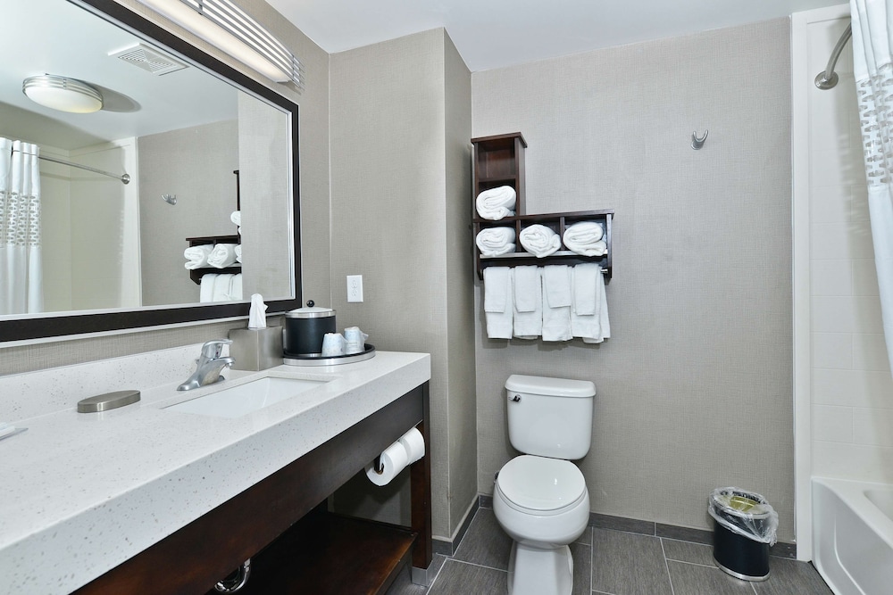 Hampton Inn & Suites Greensboro Coliseum Area - photo 41