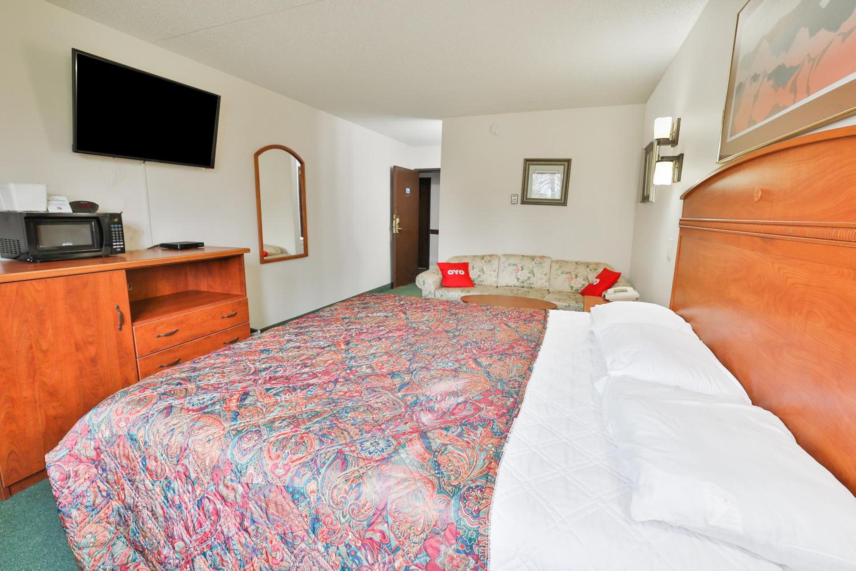 OYO Hotel Pipestone MN Canterbury Park - photo 7