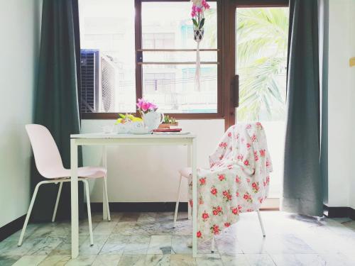 Single Beds Private Bath & Balcony Shared Kitchen with Local Family by Pillows & Purrs