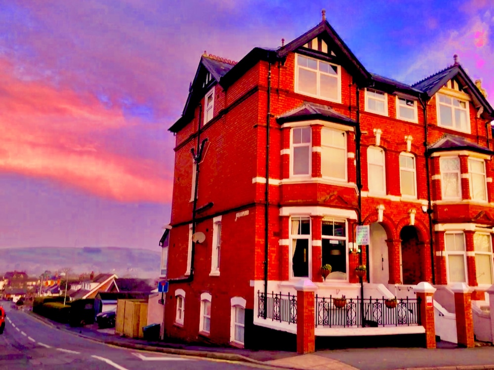 Greylands Guest House — 4-Star Luxury Hotel in Llandrindod Wells, United Kingdom