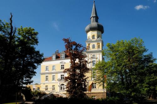 Hotel Schloss Schwarzenfeld — 4-Star Luxury Hotel in Schwarzenfeld, Germany
