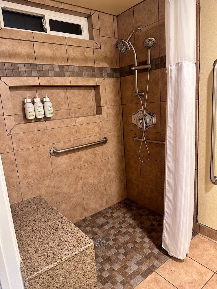 Beachwalker Inn and Suites - photo 12