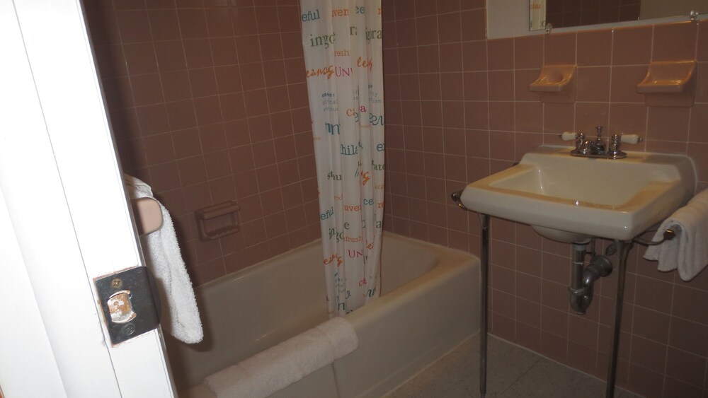 The Villager Motel - photo 11