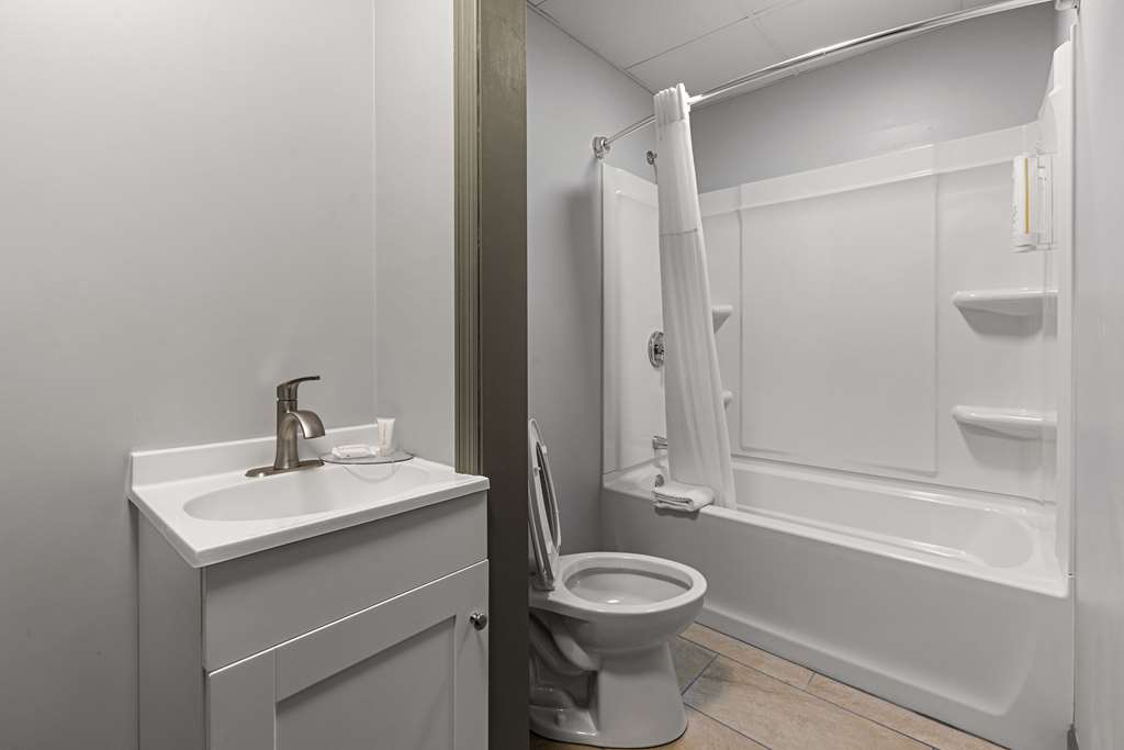 Clarion Pointe Hinesville Near Fort Stewart - photo 14