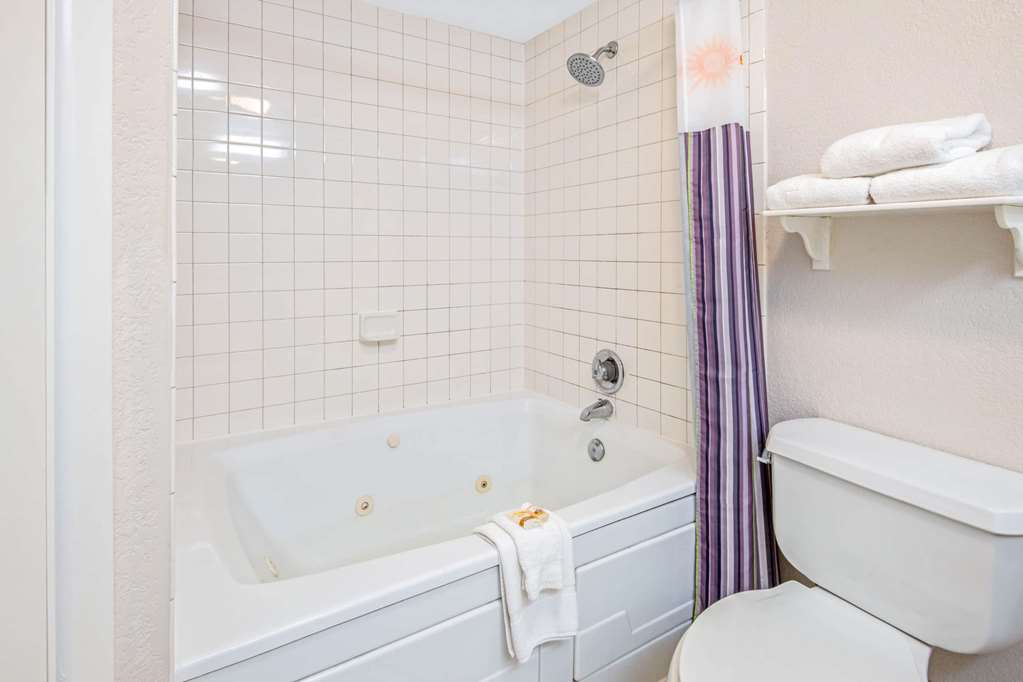 La Quinta Inn & Suites by Wyndham Sherman - photo 25