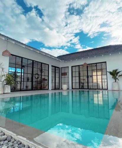 Māna in Unknown City, Sri Lanka