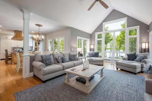 Immerse in Luxury Grand 5BR Lakefront Haven Views in Alexandria, United States