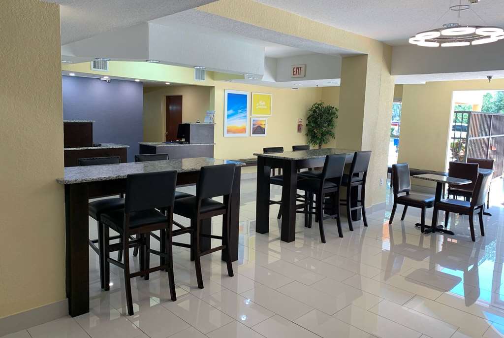 Days Inn & Suites by Wyndham Tampa Raymond James Stadium - photo 6