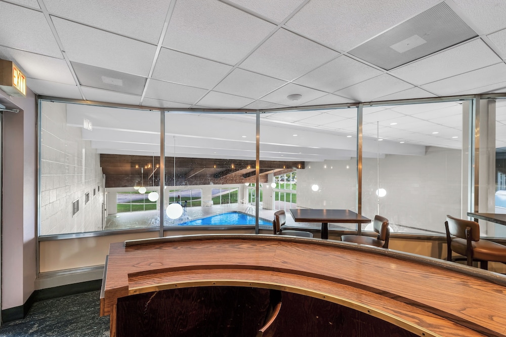 Eastlake Suites Hotel & Conference Center By OYO Urbana - photo 105