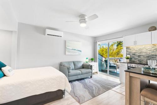 Beach Rd 300ft to Beach Access & 500ft to Siesta Key Village Studio in Siesta Key, United States