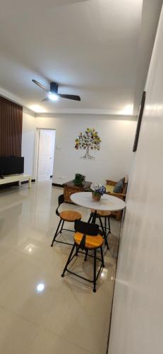 Kuya and Kambal's 1 BR 1 Bath Apartment — 4-Star Luxury Hotel in Manila, Philippines