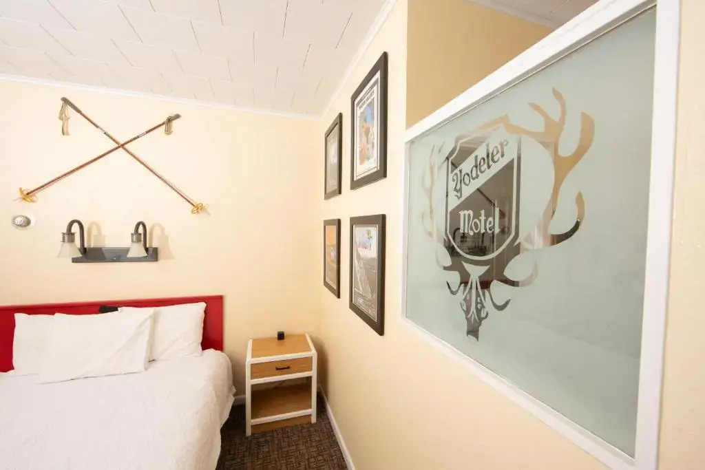 Yodeler Motel - photo 10