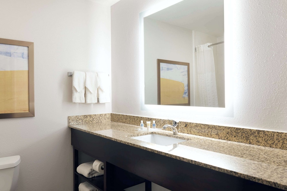 Comfort Suites Milwaukee Airport - photo 35