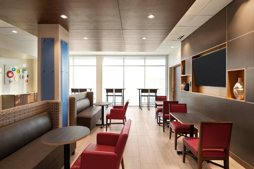 Holiday Inn Express and Suites Beaver Dam - photo 36