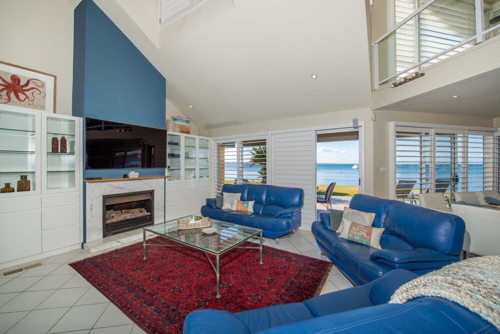 Waterfront Wonderland 41 Foreshore Dr stunning house with a lift linen Wi Fi and ducted air conditioning — 4-Star Luxury Hotel in Salamander Bay, Australia