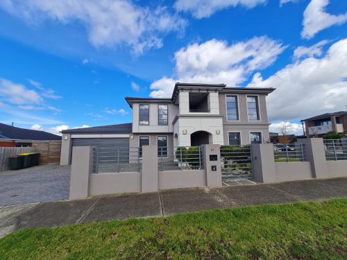 Stylish House in Geelong for Large Family or Group — 4-Star Luxury Hotel in Geelong, Australia