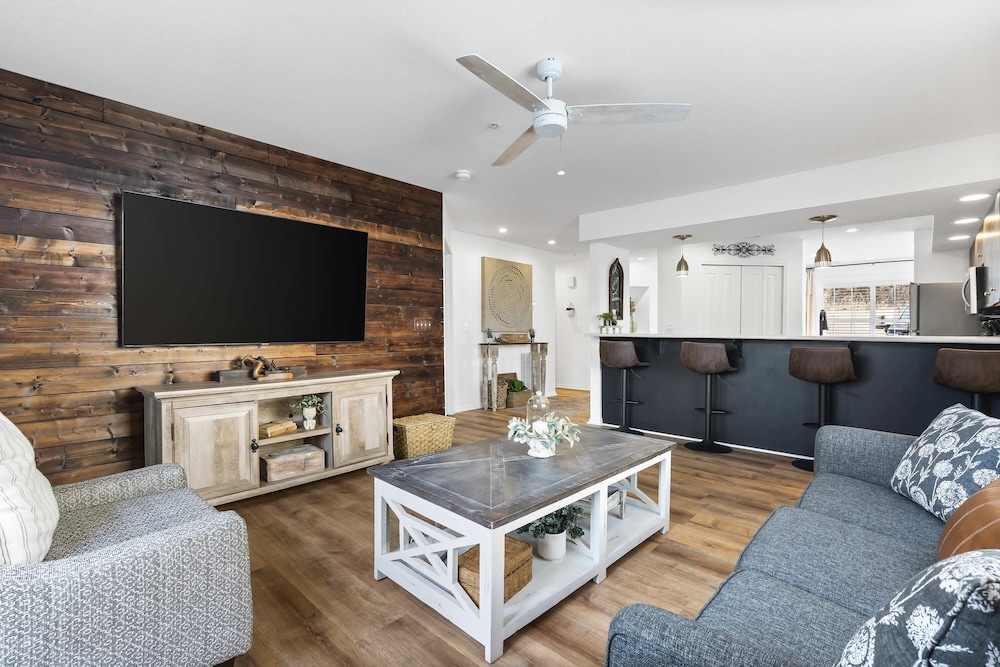 Lake Front Escape For 8 — 4-Star Luxury Hotel in Branson, United States
