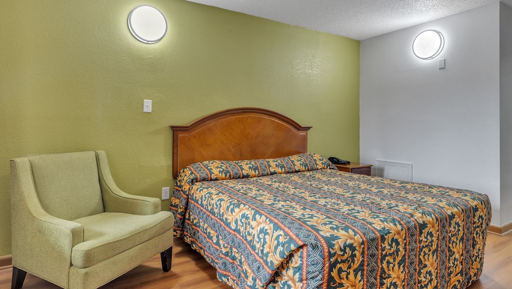 Studios and Suites 4 Less Emporia - photo 22