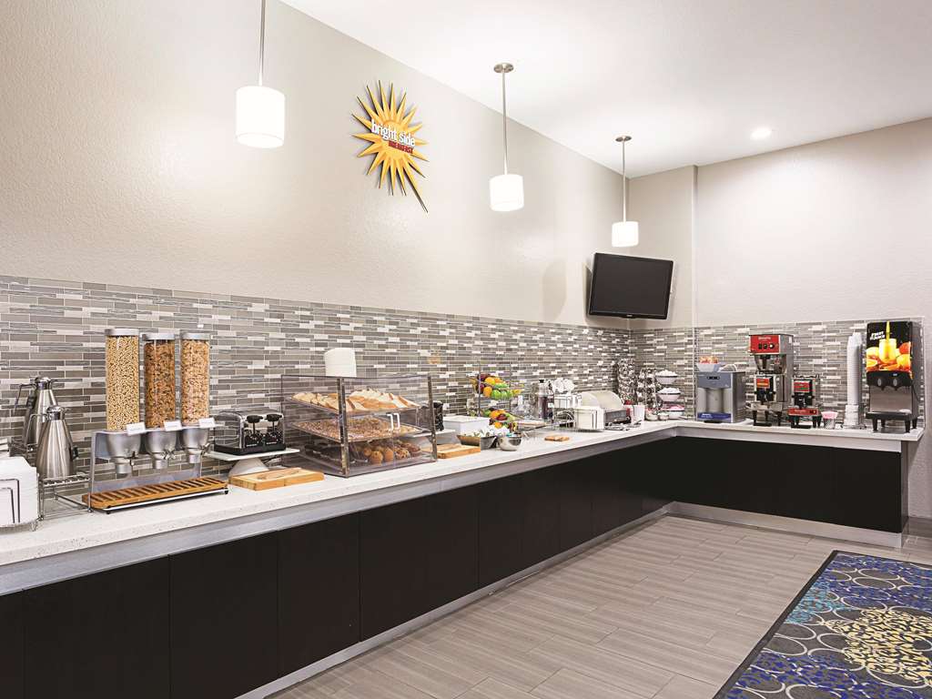 La Quinta Inn & Suites by Wyndham San Antonio Northwest - photo 17