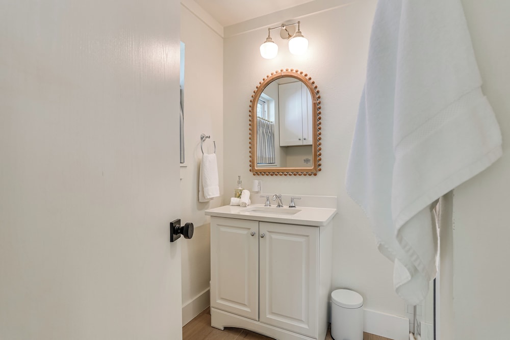 Walk to Lake Texoma: Kingston Retreat w Deck in Kingston, United States