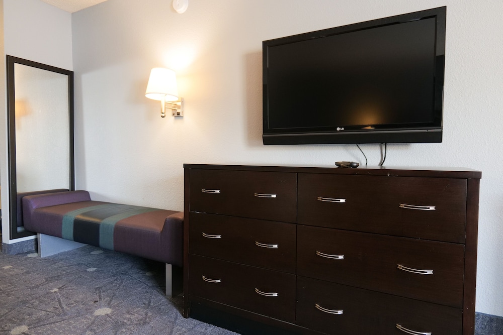 Baymont by Wyndham Flint Airport North - photo 14