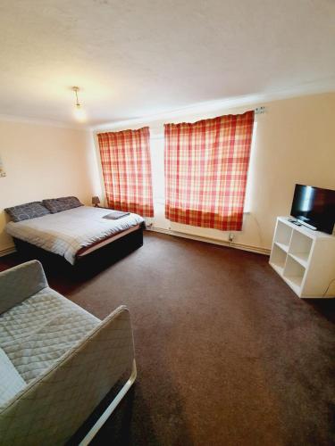 4 Bedroom Thundersley Apartment — 4-Star Luxury Hotel in Rayleigh, United Kingdom