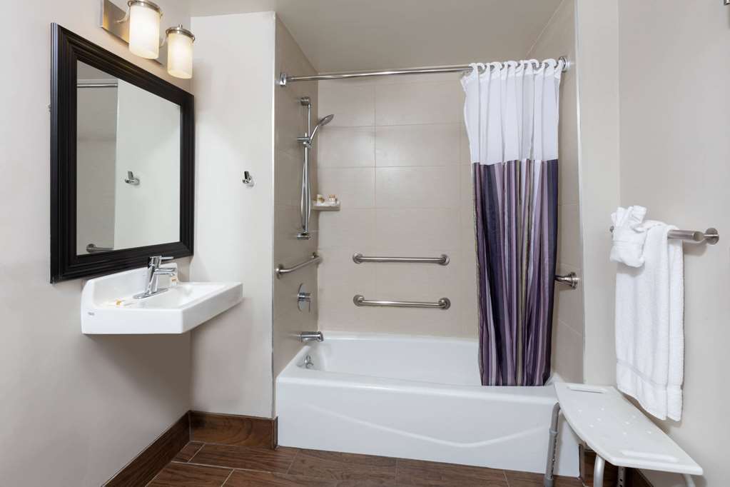 La Quinta Inn & Suites by Wyndham New York City Central Park - photo 40
