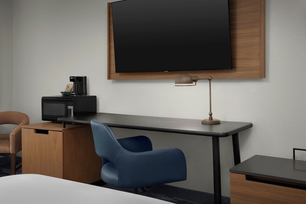 Fairfield Inn & Suites by Marriott Rogers - photo 16