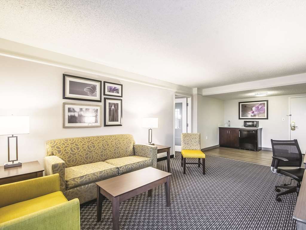 La Quinta Inn & Suites by Wyndham Cincinnati Sharonville - photo 34