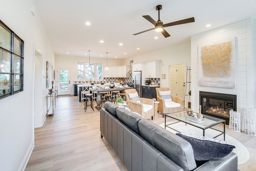 Walk to Lake Erie: Sleek Retreat w Screened Patio in Madison, United States