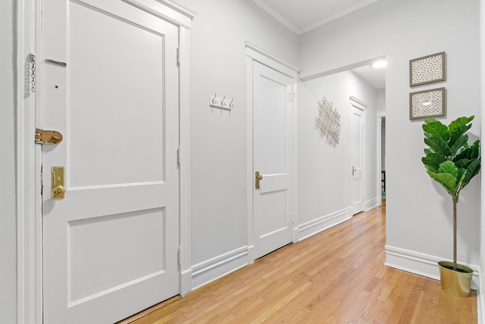 Indulging 2BR Apartment in Festive Boystown Buckingham 1 — 4-Star Luxury Hotel in Chicago, United States