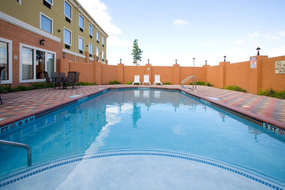 Holiday Inn Express and Suites Jourdanton Pleasant - photo 14