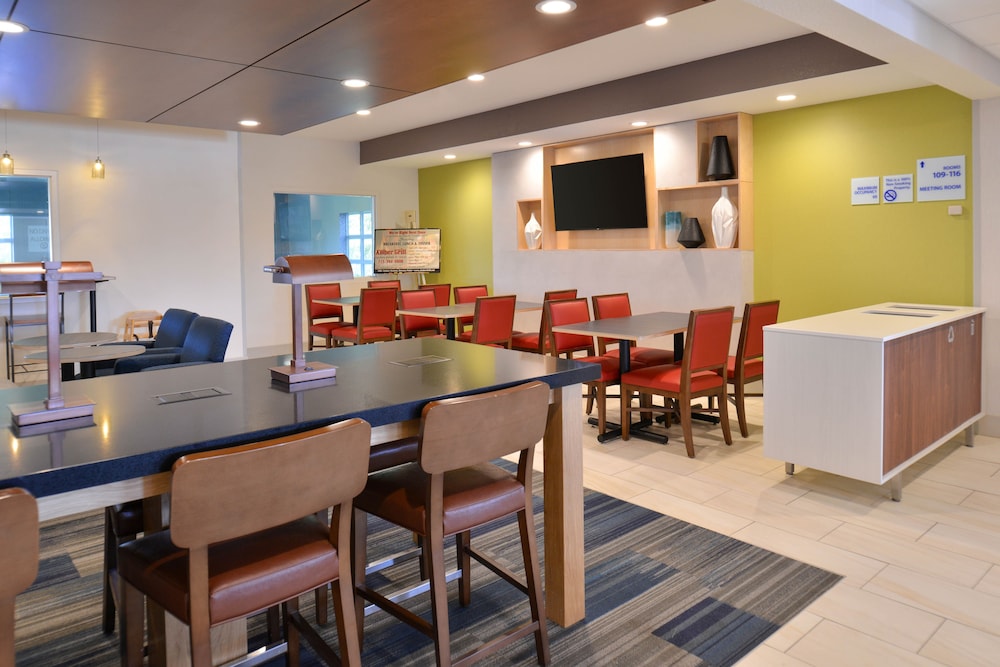Holiday Inn Express and Suites Stevens Point by IHG - photo 28