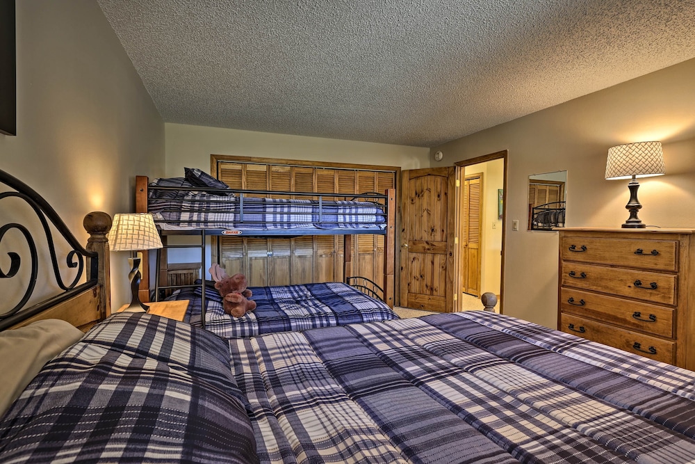 Eat Sleep Ski Rustic Mtn Condo WiFi TV HotTub — 4-Star Luxury Hotel in Fraser, United States