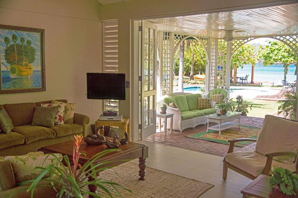 Seagrapes 5br by Jamaican Treasures — 4-Star Luxury Hotel in Discovery Bay, Jamaica