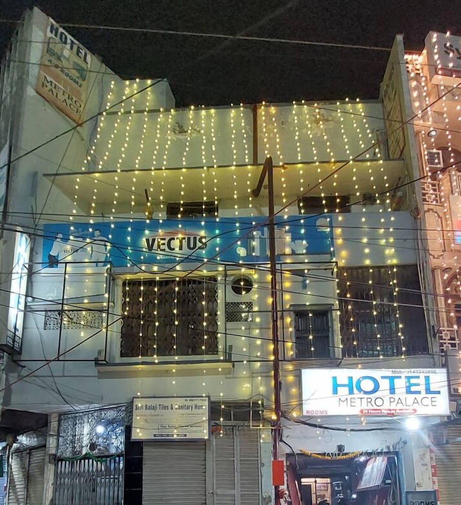 Hotel Metro Palace Hapur - carbon neutral hotel in Hapur