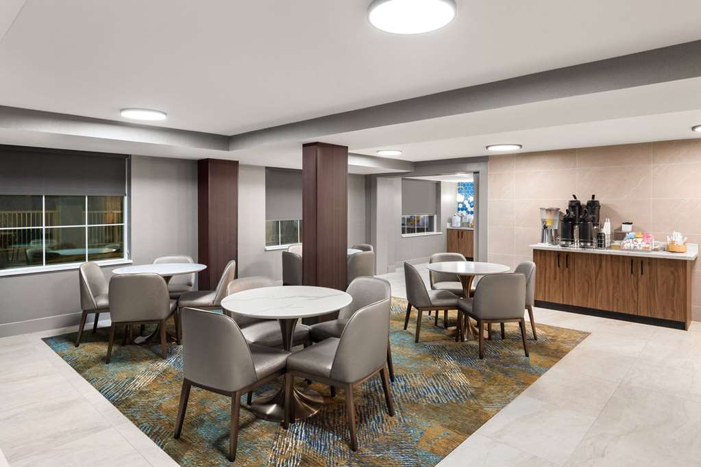 La Quinta Inn & Suites by Wyndham Knoxville Papermill - photo 11