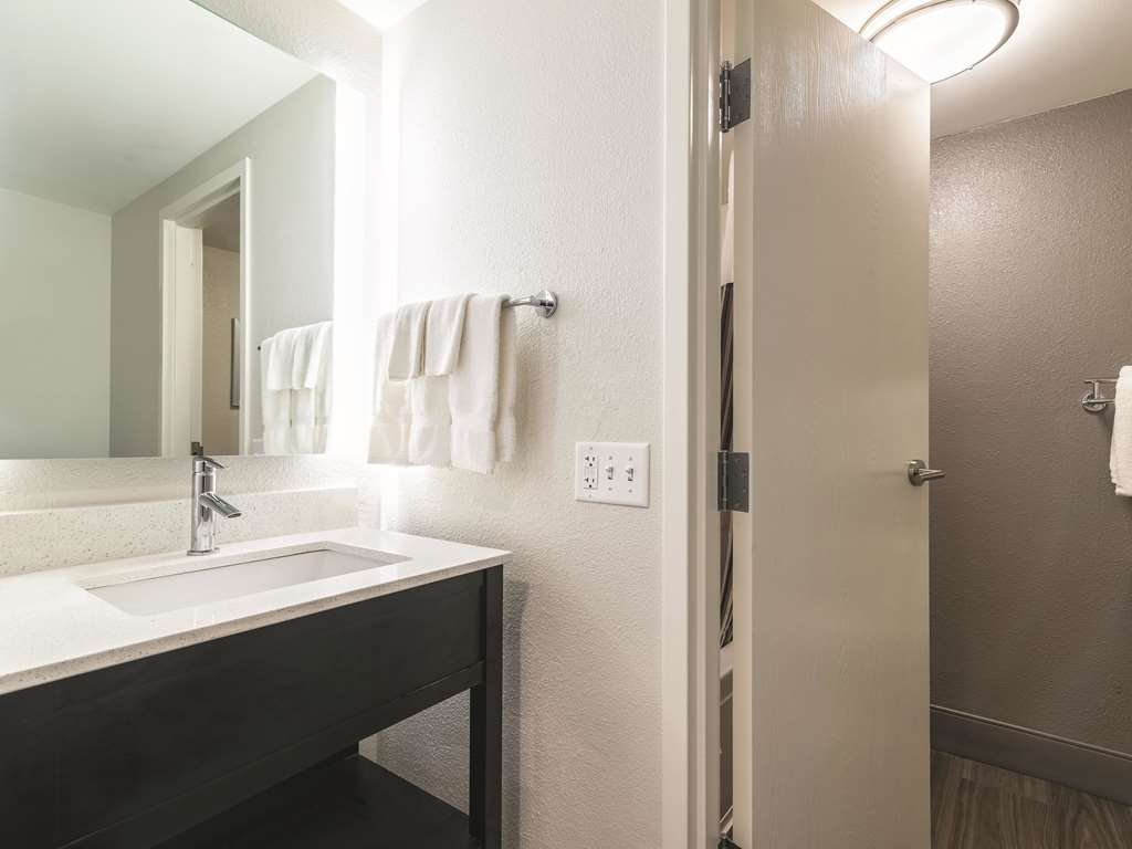 La Quinta Inn & Suites by Wyndham Salem NH - photo 39