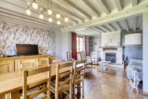 L’Asylum 1000 m2 de jardin in La Riviere-Saint-Sauveur, France