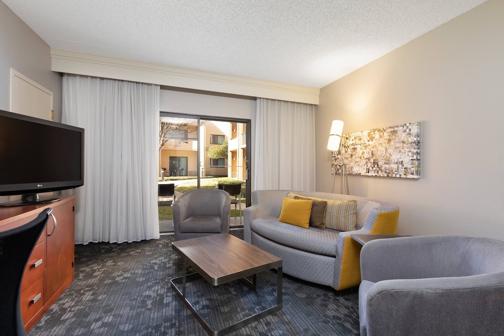 Courtyard by Marriott Dallas Fort Worth Bedford - photo 16